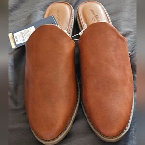 Universal Thread slides/mules